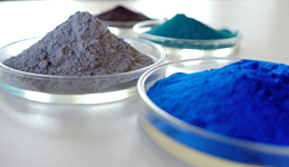 Glasschalen mit Farbpulvern